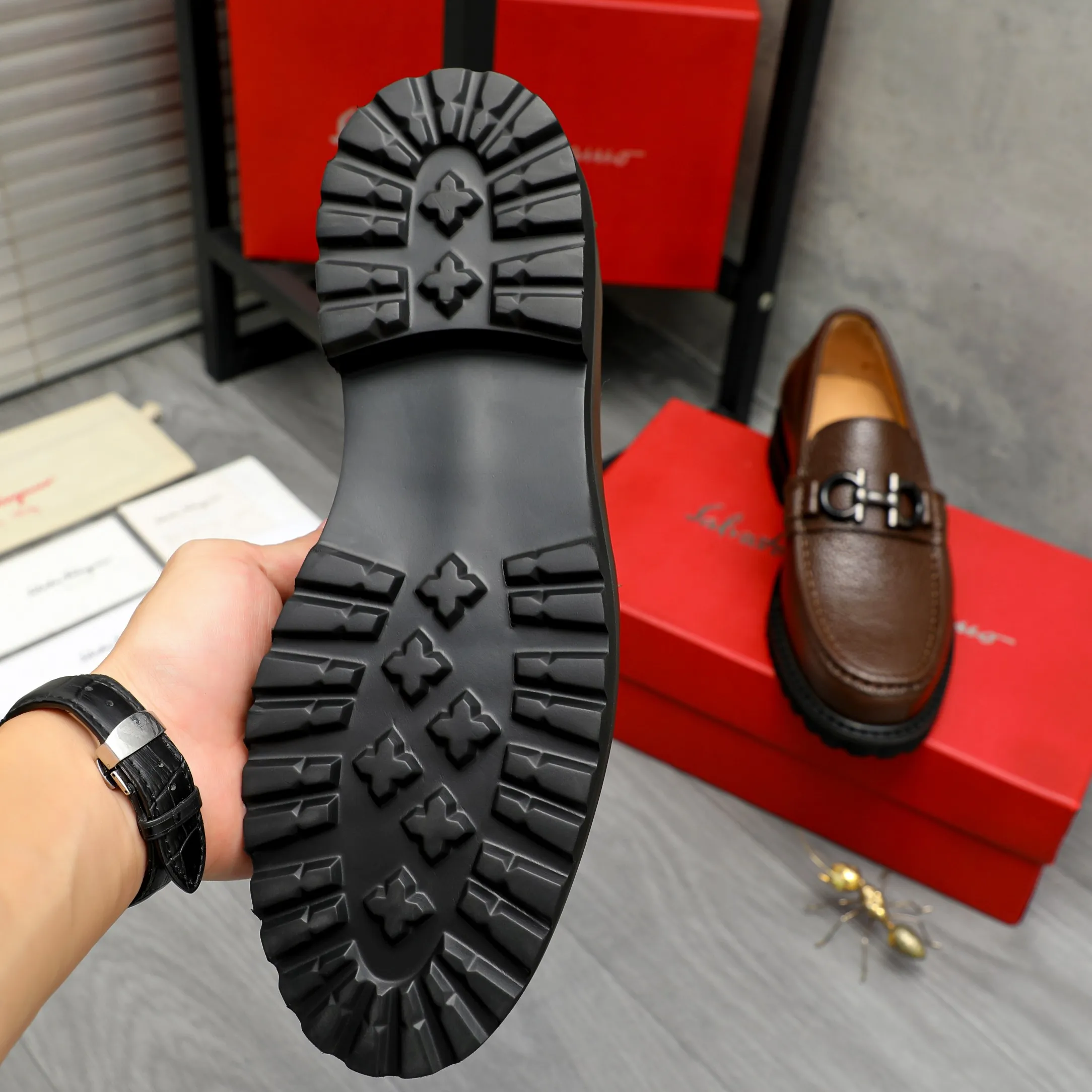Men's shoes 💰442 Product trademark: Ferragamo "Ferragamo" business formal leather shoes Regular size: 38-46 (45.46 is custom-made and non-returnable) Product materials: Selected pebbled cowhide upper, cowhide lining, non-slip rubber outsole